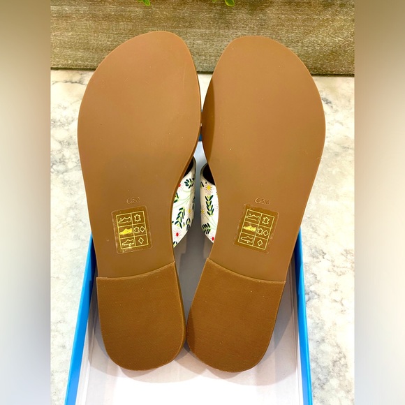 NIB Jack Rogers Slotted Daisy Print Sloane X-band sandal, Sizes 6.5 & 8 - Picture 4 of 9